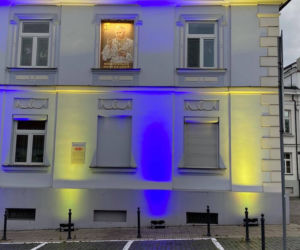 Płock. Kardynał Dziwisz odsłonił Okno papieskie! Ponad tysiąc marmurów i granitów!