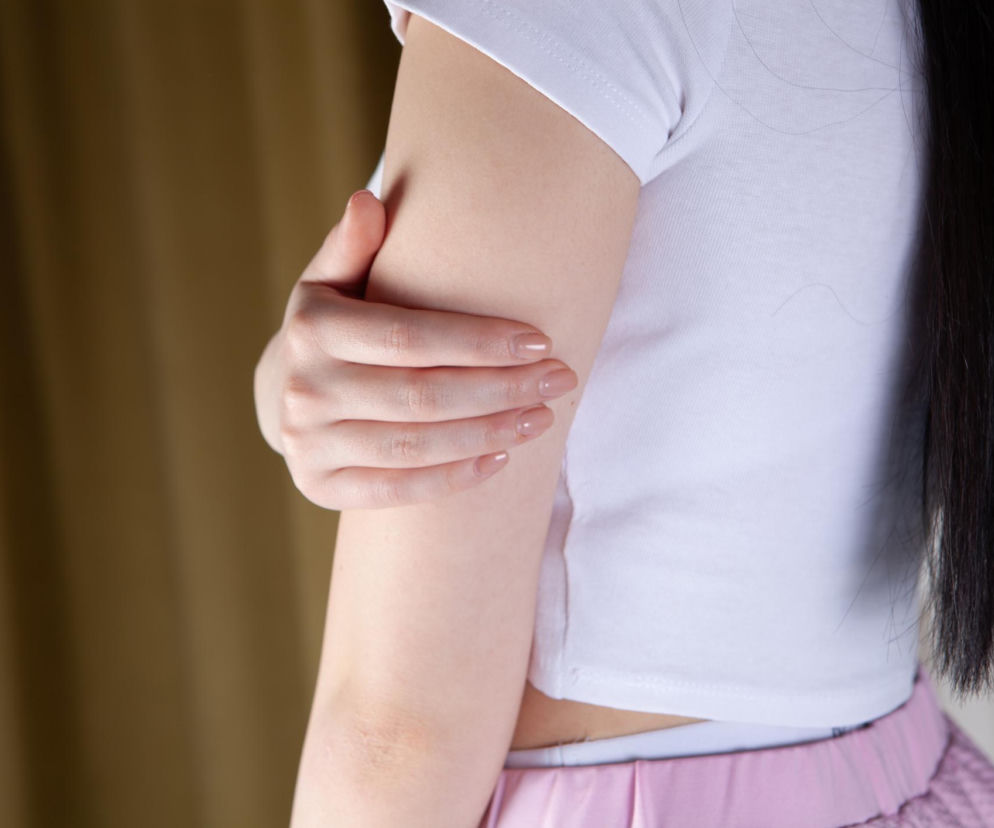 Masz „tarkę” na ramionach i udach? Poznaj sposoby na rogowacenie okołomieszkowe, które wygładzą ciało