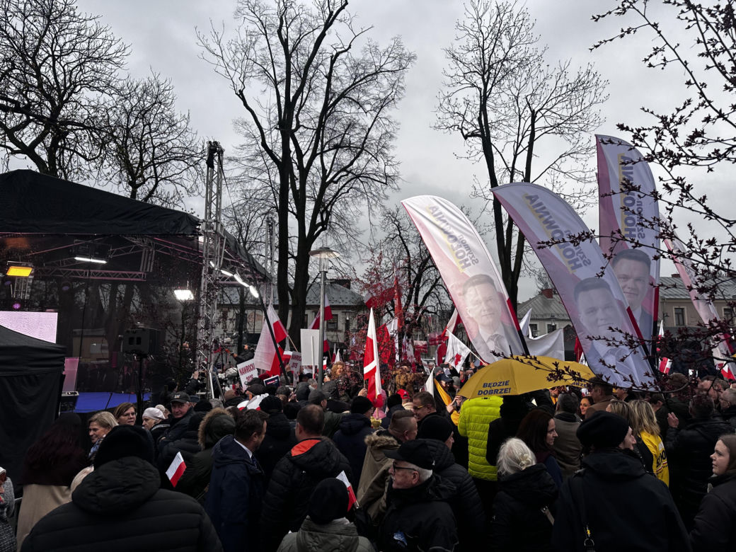 Chaos w Końskich. Dwie debaty prezydenckie, tłumy ludzi na rynku 