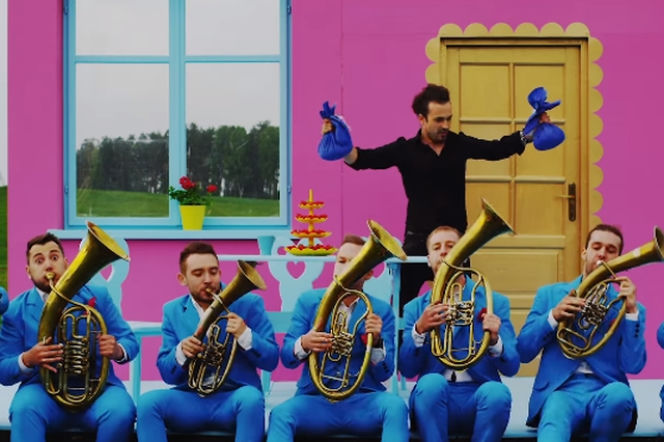 Enej w teledysku do Kamień z napisem love