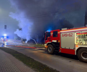 Pożar na torach! Ciężarówka wypadła z drogi i stanęła w płomieniach