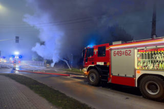 Pożar na torach! Ciężarówka wypadła z drogi i stanęła w płomieniach