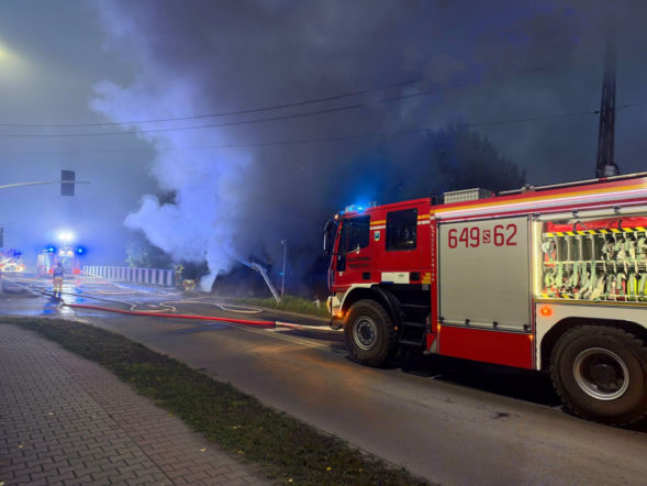 Pożar na torach! Ciężarówka wypadła z drogi i stanęła w płomieniach