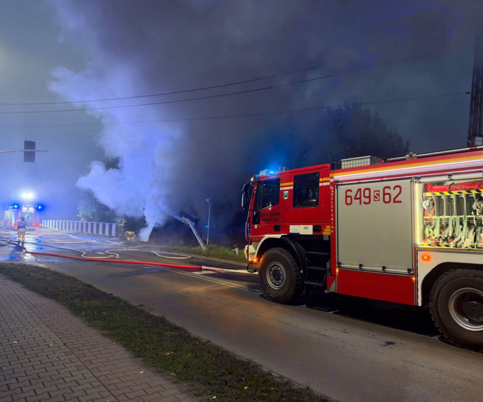 Ciężarówka zjechała z drogi i stanęła w płomieniach na torach. Droga jest całkowicie zablokowana