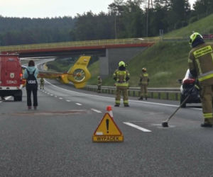 Zderzenie trzech aut na S7 pod Rychnowem. Na miejsce wezwano śmigłowiec LPR