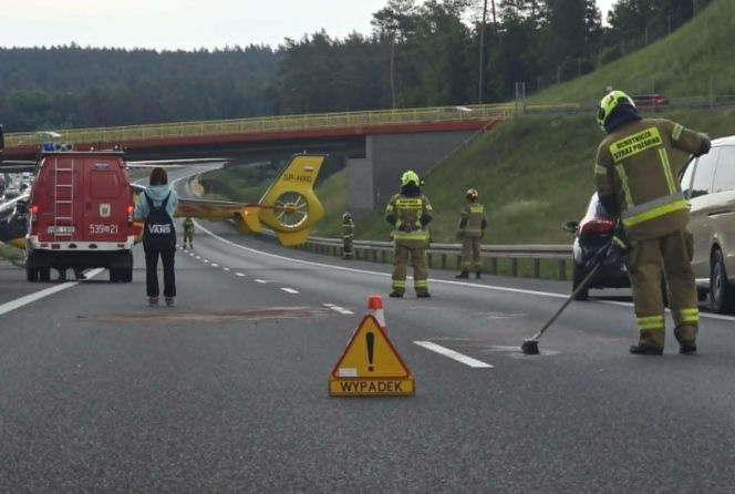 Zderzenie trzech aut na S7 pod Rychnowem. Na miejsce wezwano śmigłowiec LPR