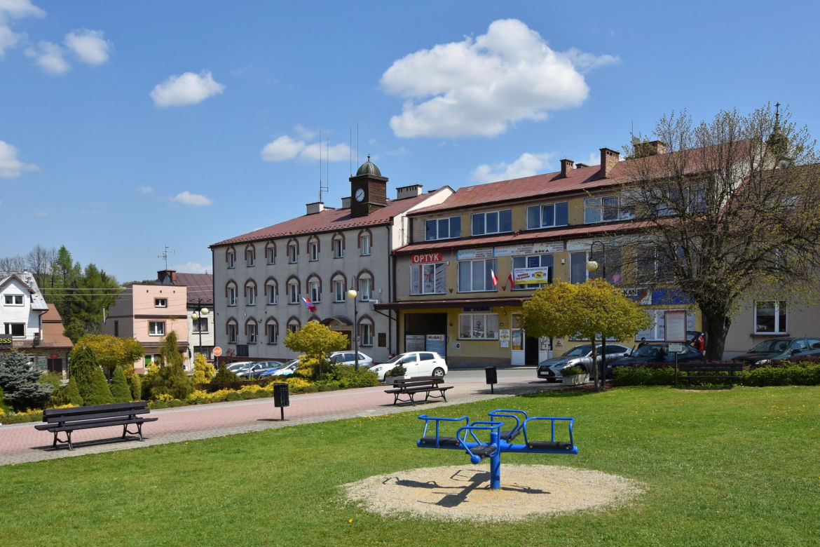 To miasto ma jeden z najpiękniejszych ratuszy w Małopolsce. Leży blisko najcieplejszego miejsca w województwie