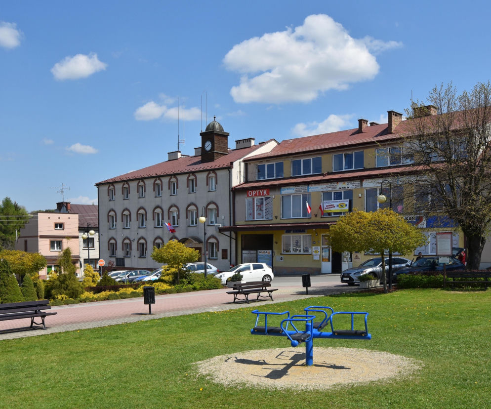 To miasto ma jeden z najpiękniejszych ratuszy w Małopolsce. Leży blisko najcieplejszego miejsca w województwie