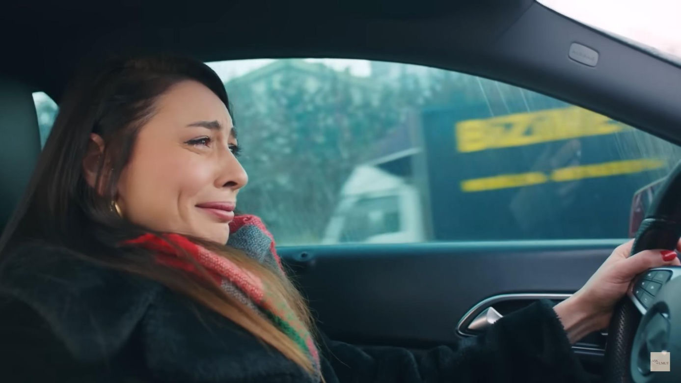 Zdesperowana Handan jedzie do domu Elif
