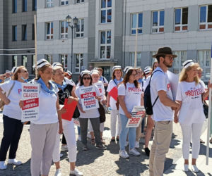 Rynek Kościuszki. Protest pielęgniarek i położnych w Białymstoku [ZDJĘCIA]