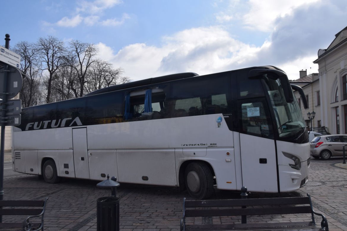 Dwa GROŹNE WYPADKI w powiecie tarnowskim. Rozbita szyba autobusu raniła pasażera 