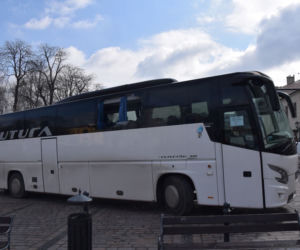 Dwa GROŹNE WYPADKI w powiecie tarnowskim. Rozbita szyba autobusu raniła pasażera 