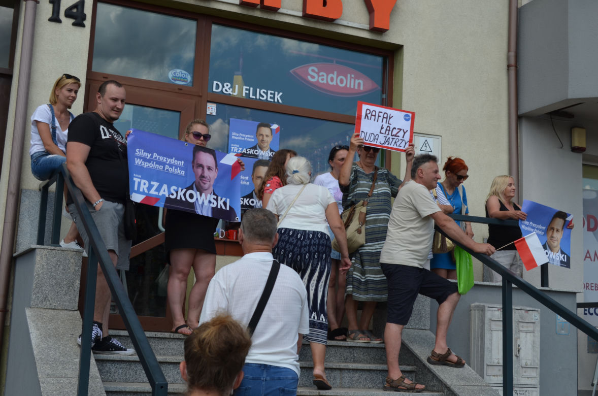 Zwolennicy Trzaskowskiego na wiecu Dudy