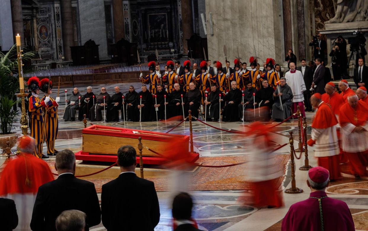 Trumna z ciałem papieża Franciszka przeniesiona w procesji do bazyliki Św. Piotra