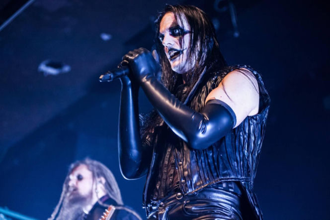 Skrupulatnie wyreżyserowany groteskowy spektakl okraszony nutą surrealizmu – Avatar zawładną Warszawą [RELACJA]