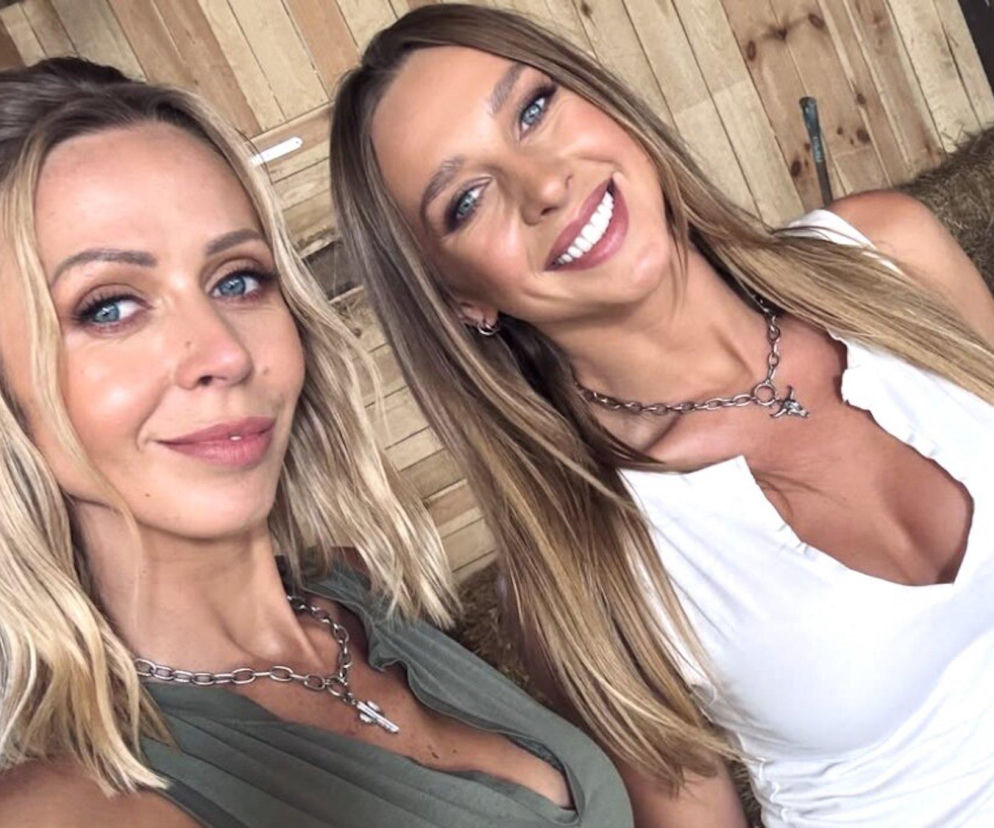 Uśmiechnięte siostry Krawczyńskie na planie programu Farma. O finale szóstej edycji show przeczytasz na Eska.