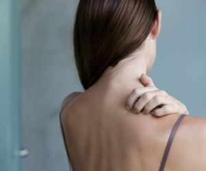 To nie tylko wada postawy. Zgrubienie na karku może ostrzegać przed groźną chorobą