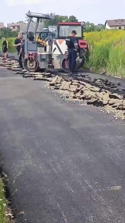 Rolnik zaorał świeży asfalt