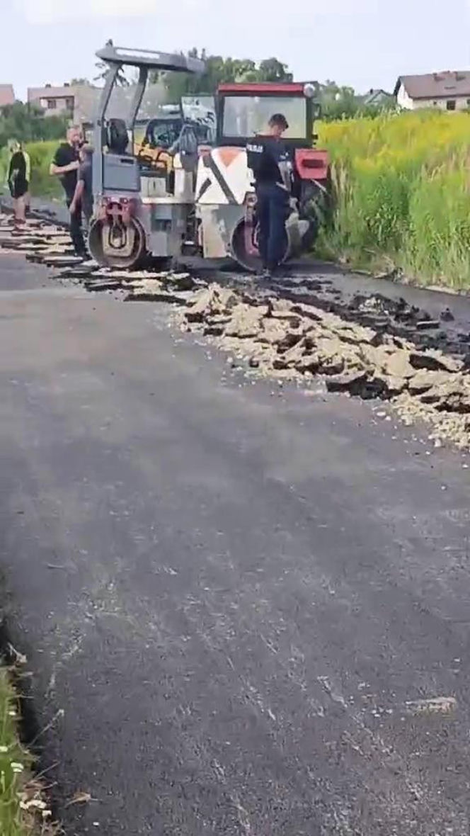 Rolnik zaorał świeży asfalt