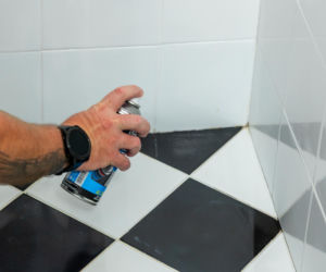 Jak poprawnie usunąć starą fugę i silikon oraz nałożyć nowy? Murator Remontuje