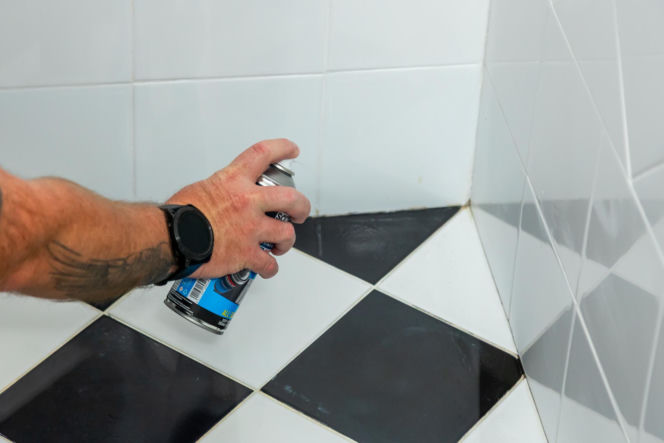 Jak poprawnie usunąć starą fugę i silikon oraz nałożyć nowy? Murator Remontuje