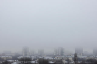 Płock w szarej mgle. Czy słońce ma szansę na dziś?