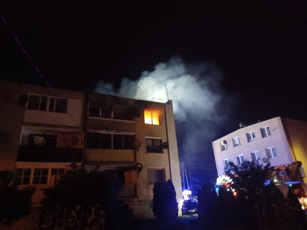 Nocny pożar w Działdowie, 49-latek ratował się skacząc z okna