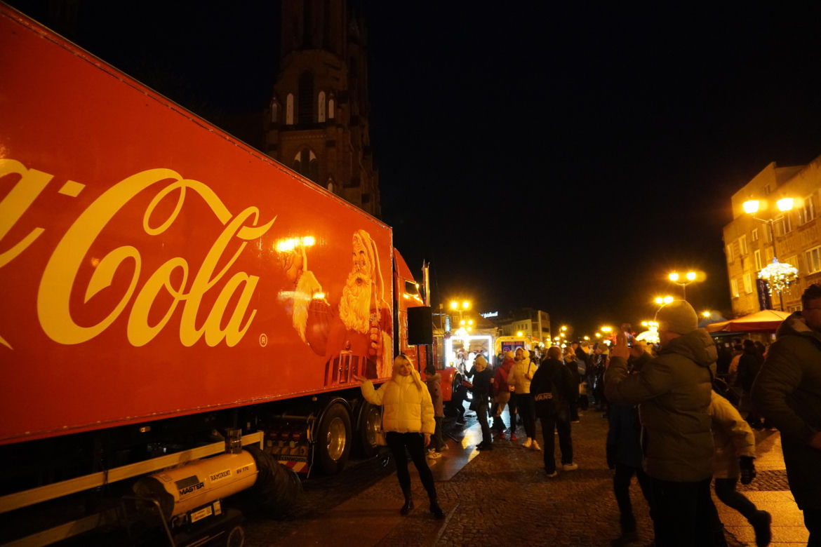 Ciężarówka Coca-cola w Białymstoku! Świąteczna atrakcja przyciągnęła tłumy mieszkańców na Rynek Kościuszki