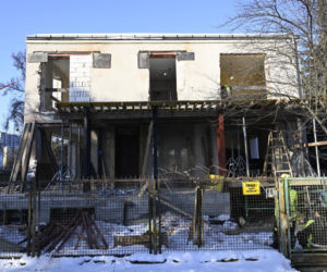 Kaczyńskiego nie ma w domu, a sąsiedzi rozwalają ściany