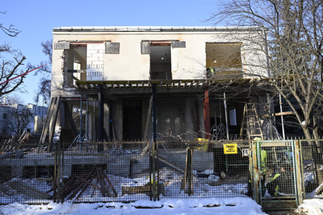 Kaczyńskiego nie ma w domu, a sąsiedzi rozwalają ściany