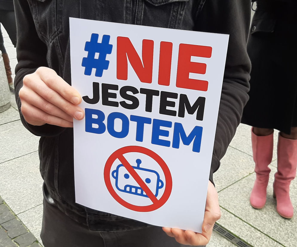 NIE JESTEM BOTEM - z takim hasłem przyszli protestujący pod Urząd Marszałkowski