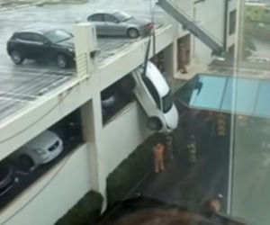 Zawisnęłą Lexusem NX kilka metrów nad ziemią