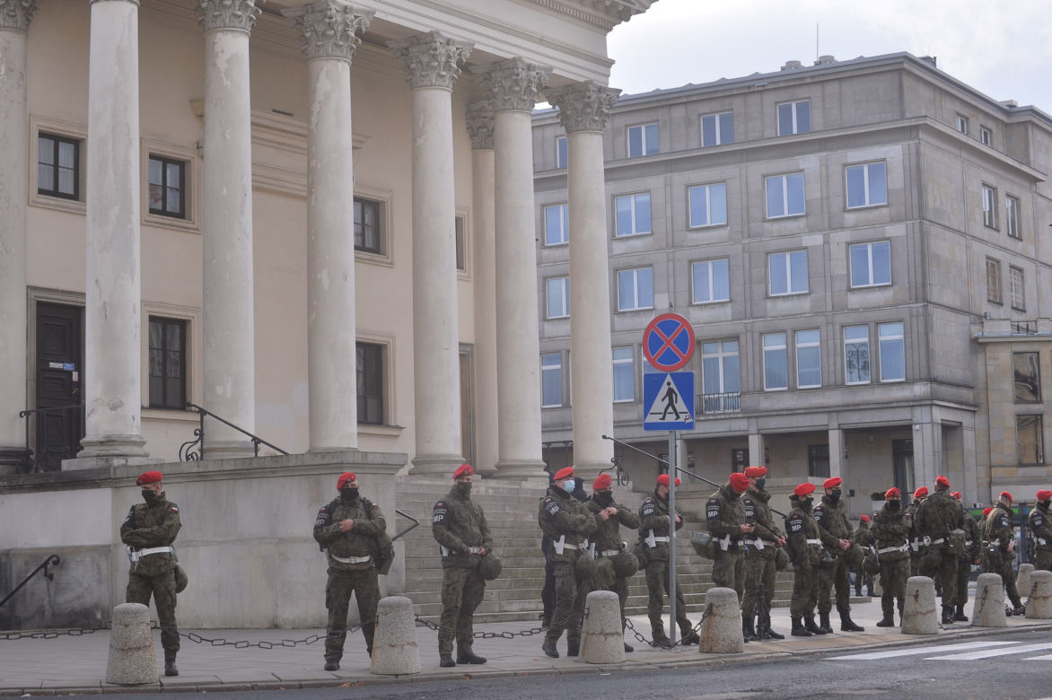Warszawa. Protest  kobiet. Wojsko na placu Trzech Krzyży