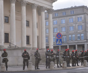 Warszawa. Protest  kobiet. Wojsko na placu Trzech Krzyży