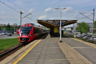 Mężczyzna w ciemnych okularach i z nożem chodził za kobietą po peronie dworca. Gdy go zatrzymano tłumaczył, że zbiera grzyby
