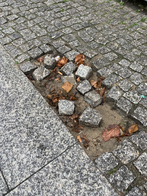 Warszawa przed Marszem Niepodległości 2022. Po ulicach wala się niezabezpieczona kostka brukowa