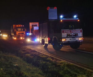  Dwie osoby trafiły do szpitala po dachowaniu na autostradzie