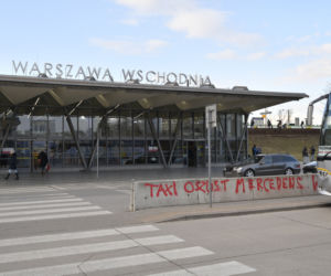 Pseudotaksówkarze żerują na uchodźcach! 50 zł za wejście, 40 zł za kilometr