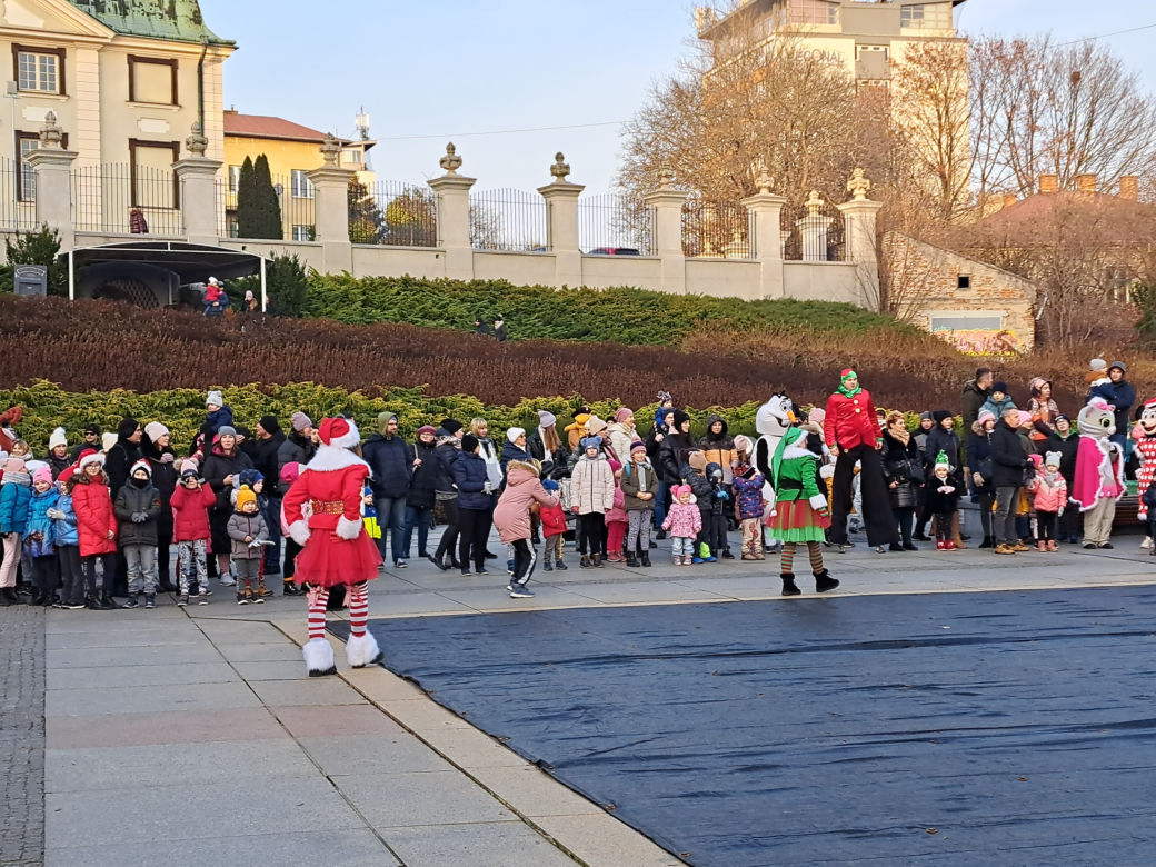 Parada Św. Mikołaja w Rzeszowie. Tłumy dzieci na spotkaniu ze Świętym na Rynku