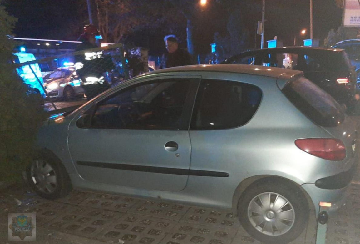 Opole: Po pijaku wjechał w ogrodzenie