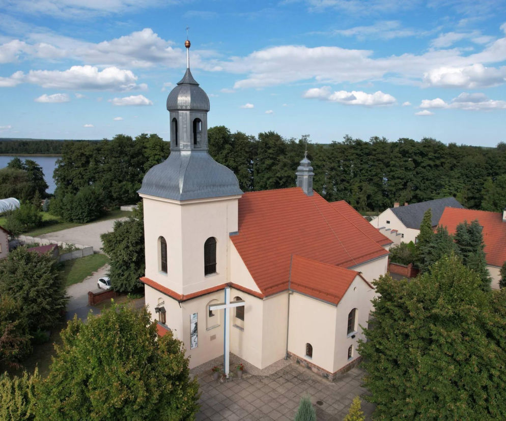 Ta wioska to ukryty skarb Wielkopolski, gdzie historia królów spotyka się z błękitem jezior!