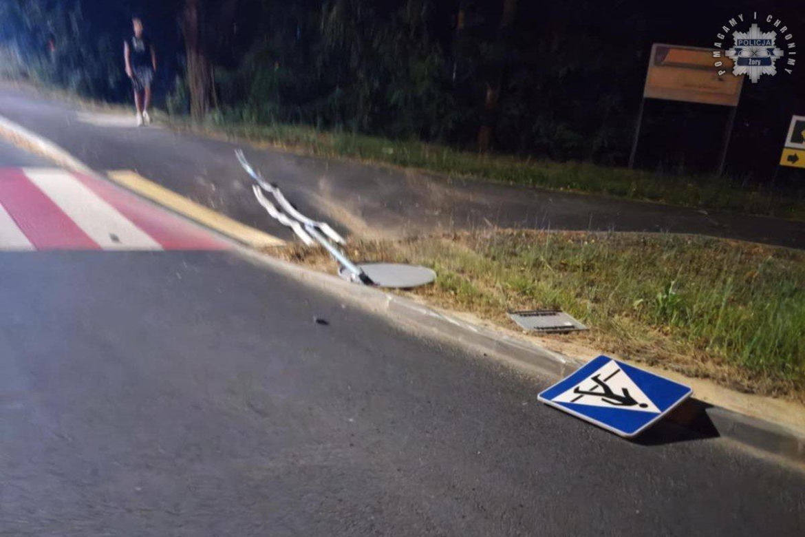Żory. Nie zauważył ronda, bo patrzył w telefon! 18-latek dachował i cudem uniknął śmierci