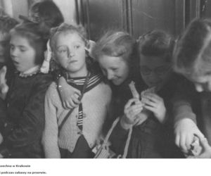 Zobaczcie, jak wyglądały lekcje w krakowskich szkołach prawie 100 lat temu! [ARCHIWALNE ZDJĘCIA]