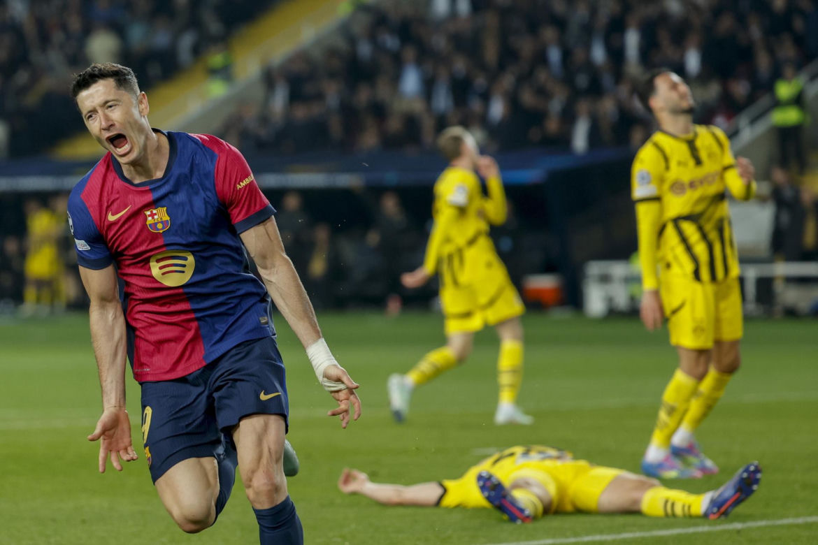 Robert Lewandowski wygina śmiało ciało i pręży muskuły. Aktywny urlop gwiazdora Barcelony