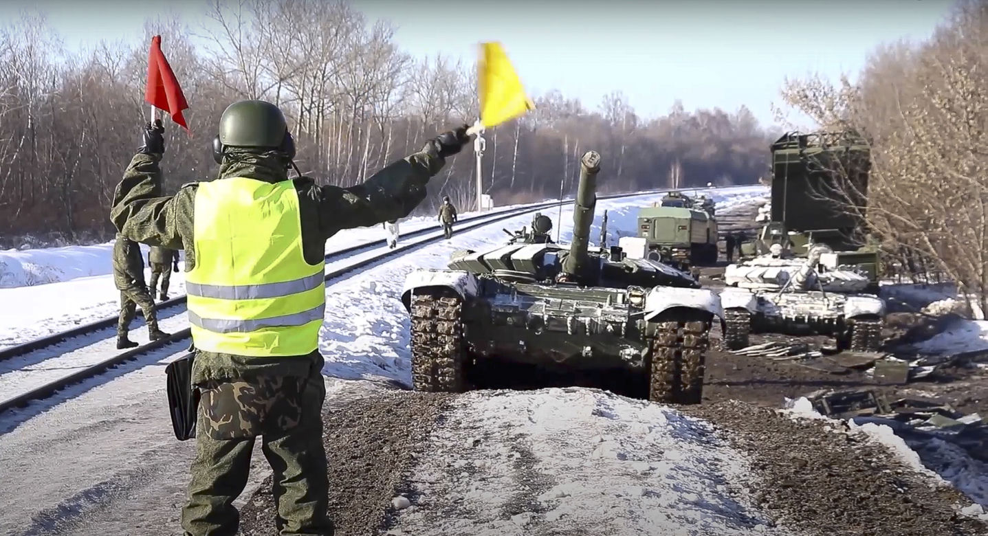 Wojna na Ukrainie. Coraz więcej rosyjskich wojsk przy granicy. "Narracja o wycofaniu żołnierzy fałszywa"