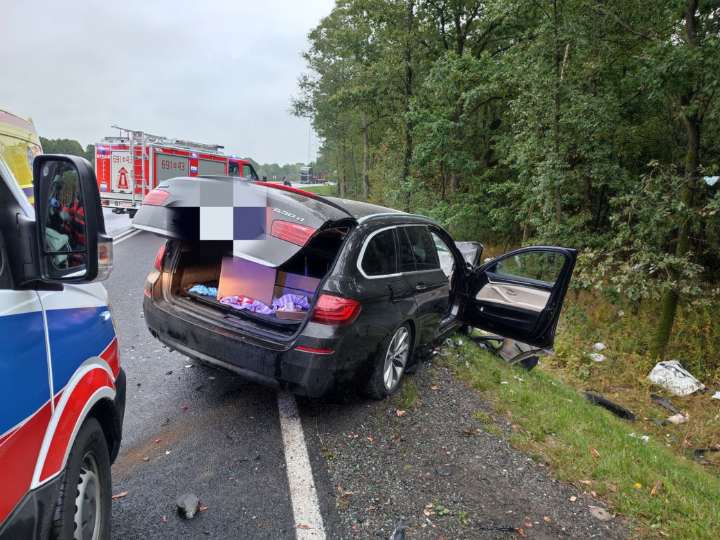 Makabra pod Wyszkowem. Bmw i peugeot zmiażdżone jak puszki. Jedna osoba nie żyje