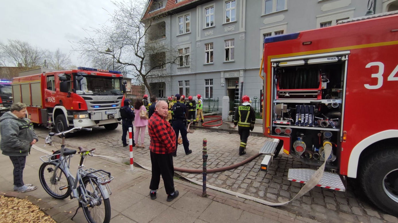 Pożar mieszkania w Toruniu. Dwie osoby w szpitalu, osiem zastępów straży w akcji