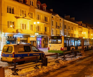 Siarczysty mróz. Miasto wprowadza stan gotowości i uruchamia ogrzewany autobus