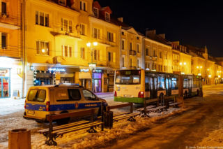 Siarczysty mróz. Miasto wprowadza stan gotowości i uruchamia ogrzewany autobus