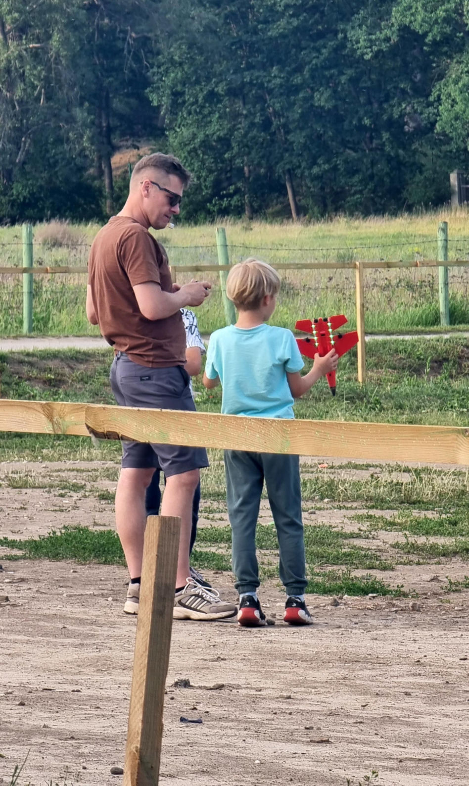 Marcin Mroczek bawi się samolotem